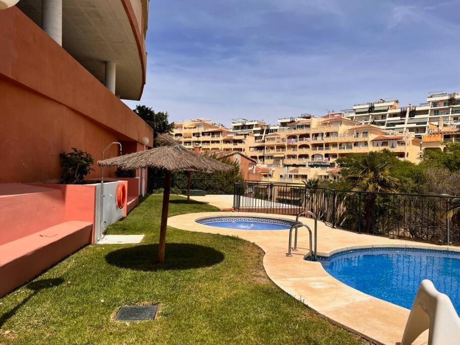 Benalmadena Costa Malaga Apartamento Muy Acogedor Con Vistas Al Mar Terraza Gigante Para Verano E Invierno Parking Exterior photo
